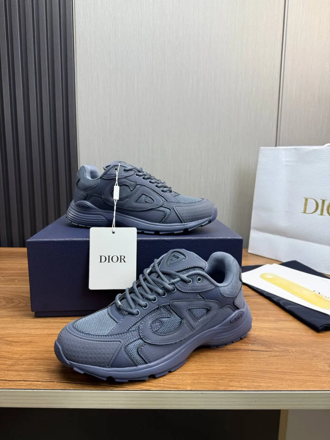 Men's men's shoes 💰740💰 D's Dior ~ New B30 Couple 👫 low-top sneakers ✅ are carefully made of gray mesh fabric and white technical fabric, decorated with reflective "CD30" graphic logo, and "DIO ~ B30" and "CD30" logos on the heel and tongue. An extra-light, sculpted rubber sole with signature accents adds style, while internal stretch details create ideal comfort. It can be matched with various casual styles to show the fashionable and modern sports style〰️ Size: 35-40 (customized at 40 for women) 39-45 (customized at 38.45 for men)
